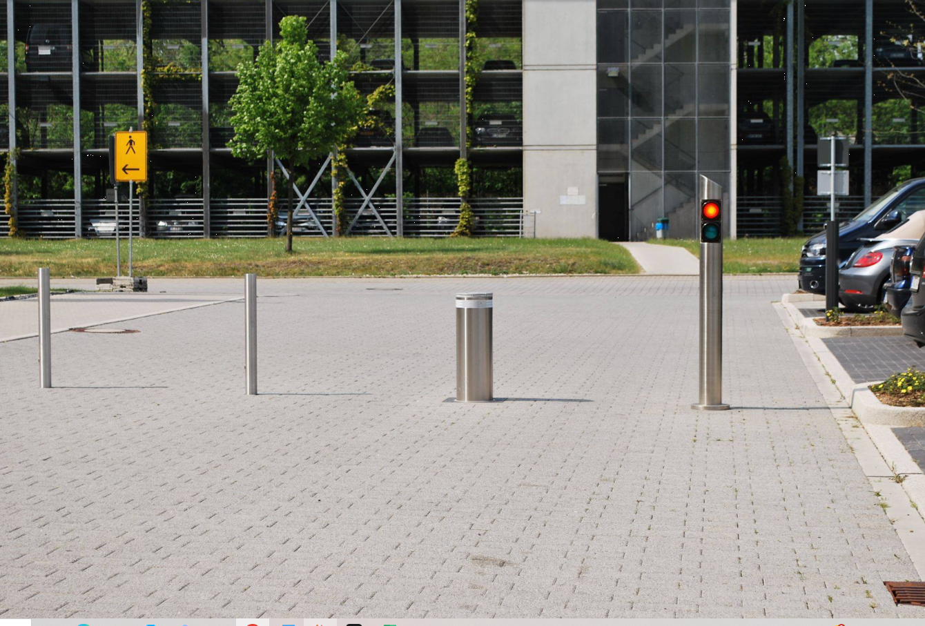 INOX uitschuifbollards modern kantoorcomplex