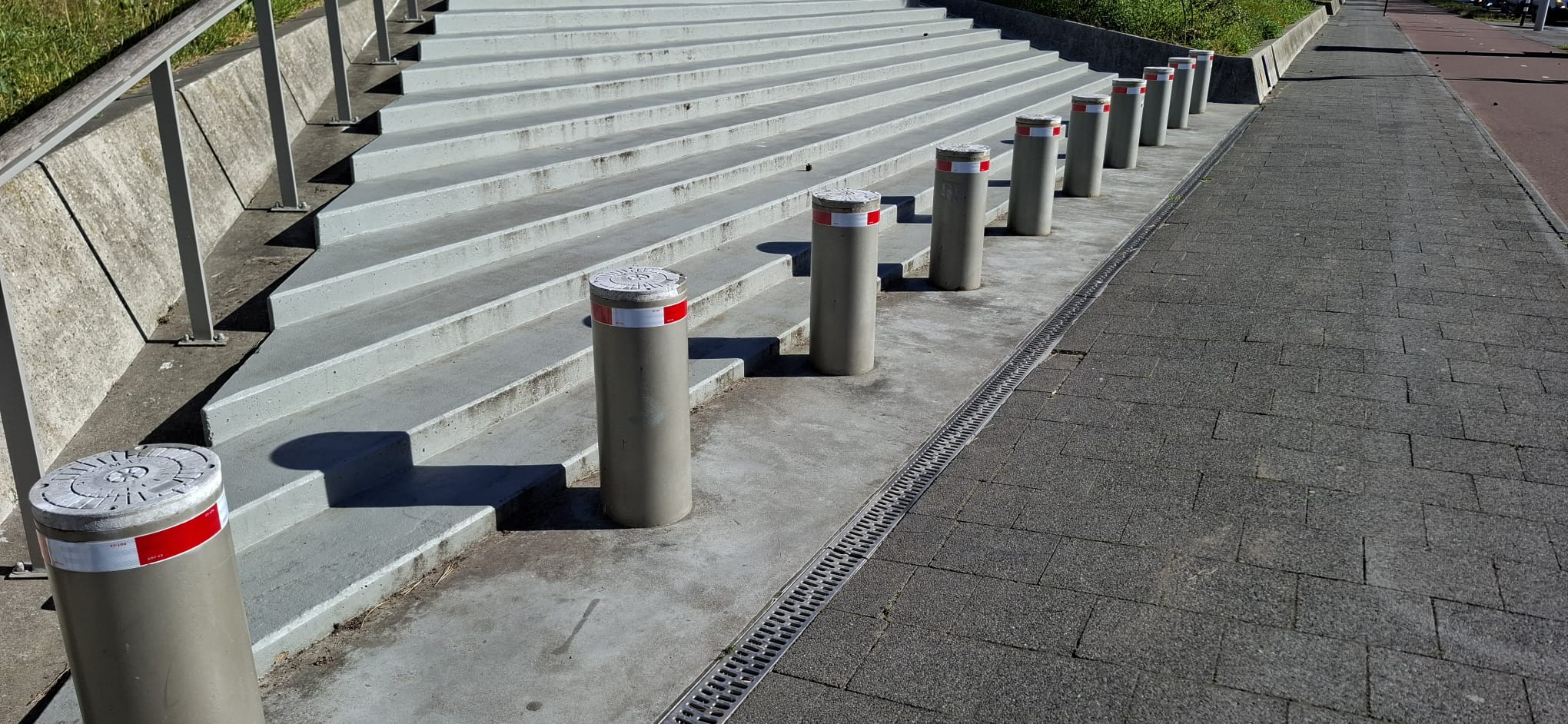 RVS bollards geplaatst op openbaar plein trappetjes