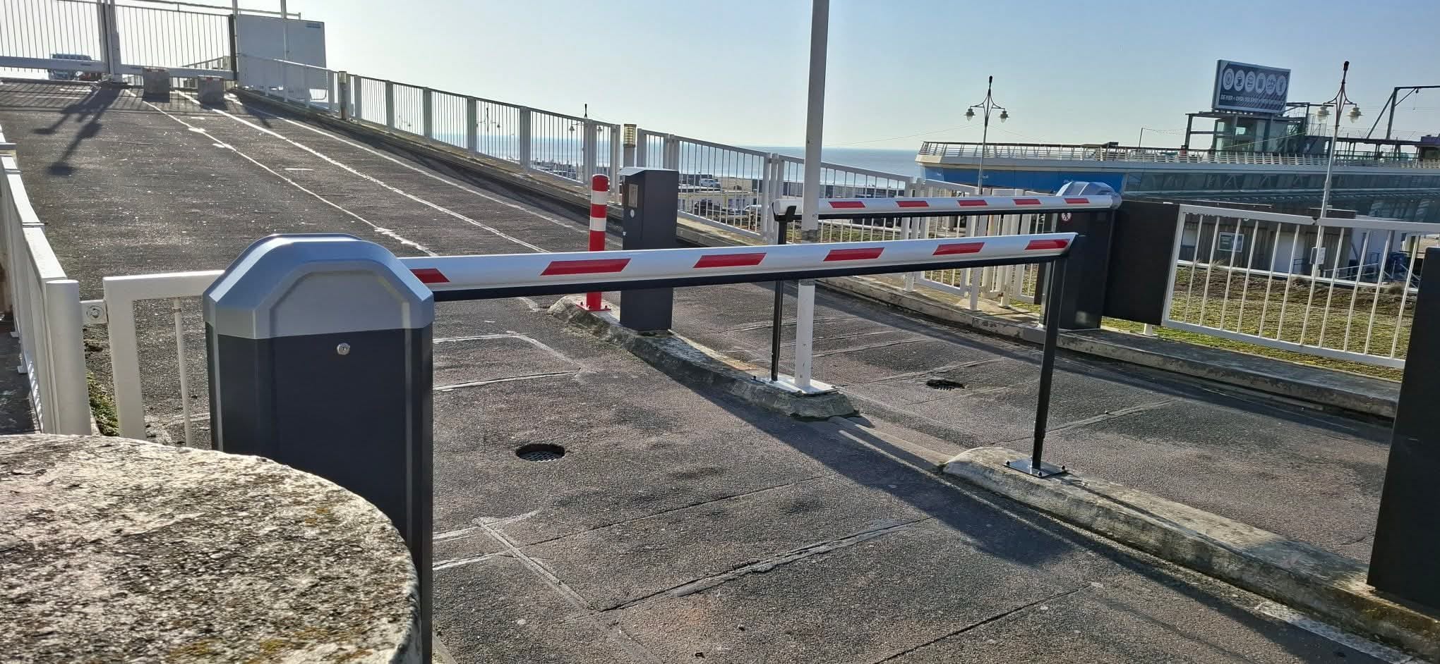 Slagboom parkeerterrein kust haven locatie