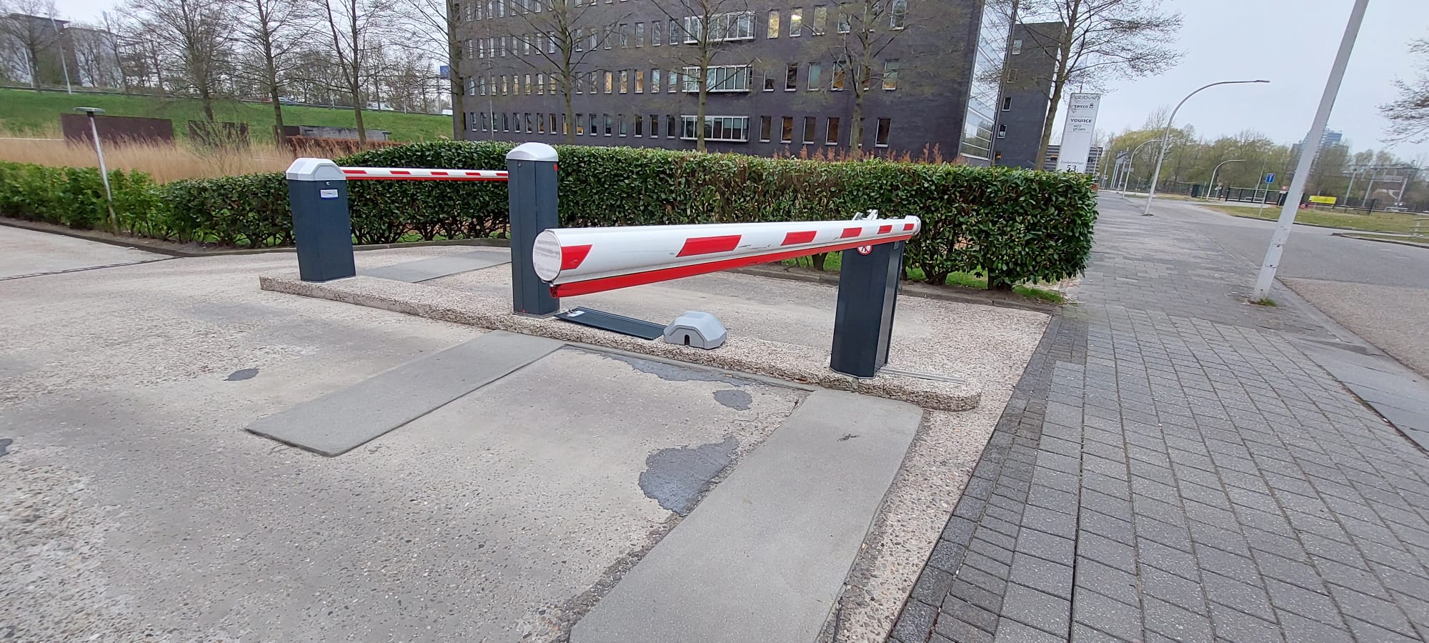Slagboom kantoorpand parkeerterrein installatie
