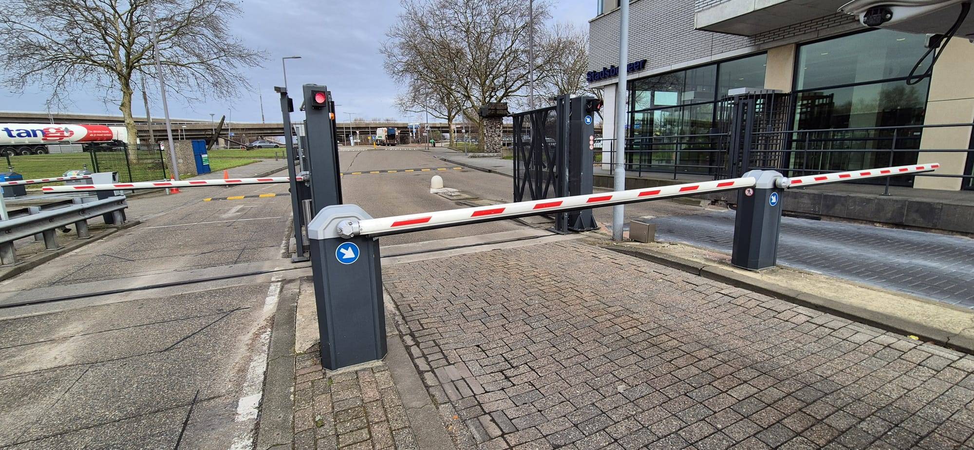 Slagboom modern kantoorcomplex toegang parkeerterrein