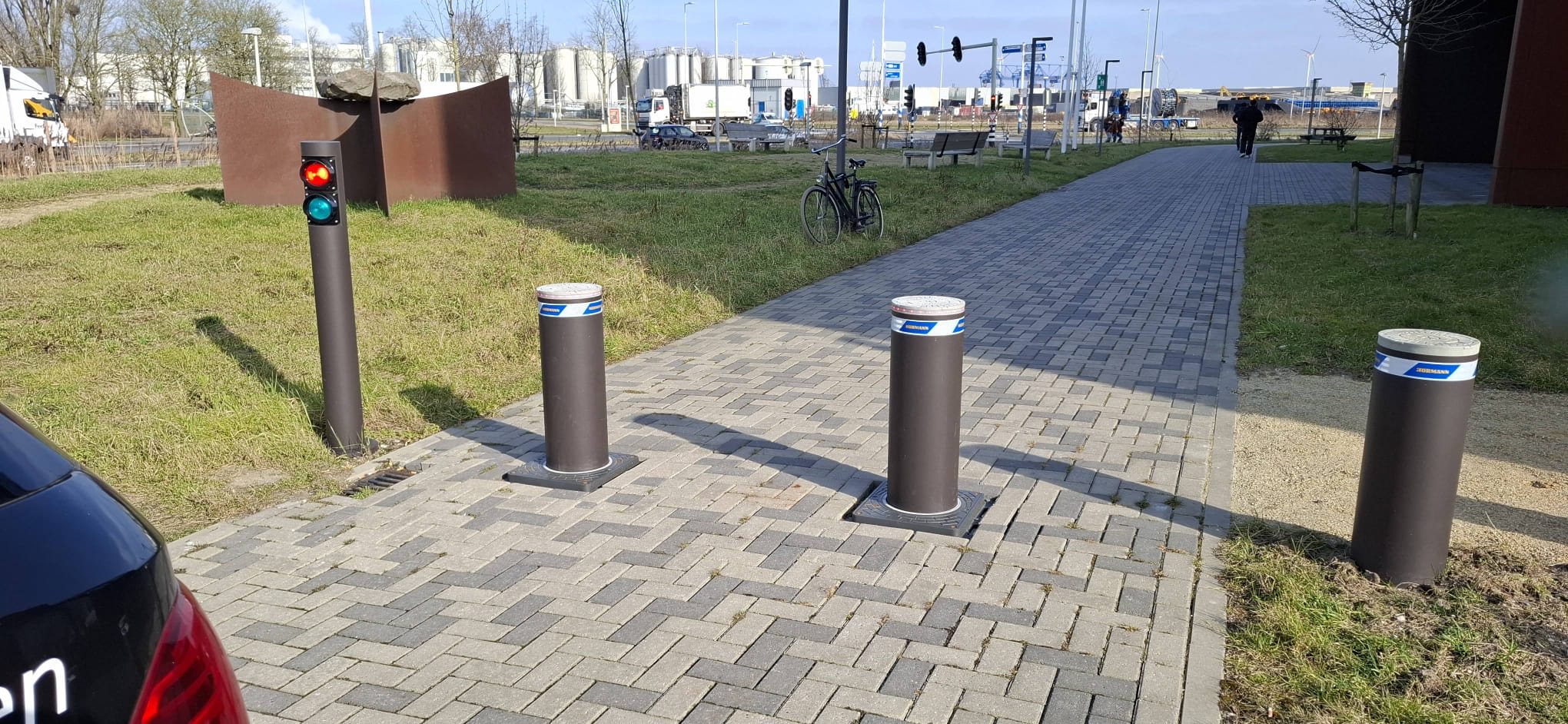 Bruine bollards privéterrein toegangsbeveiliging JMI