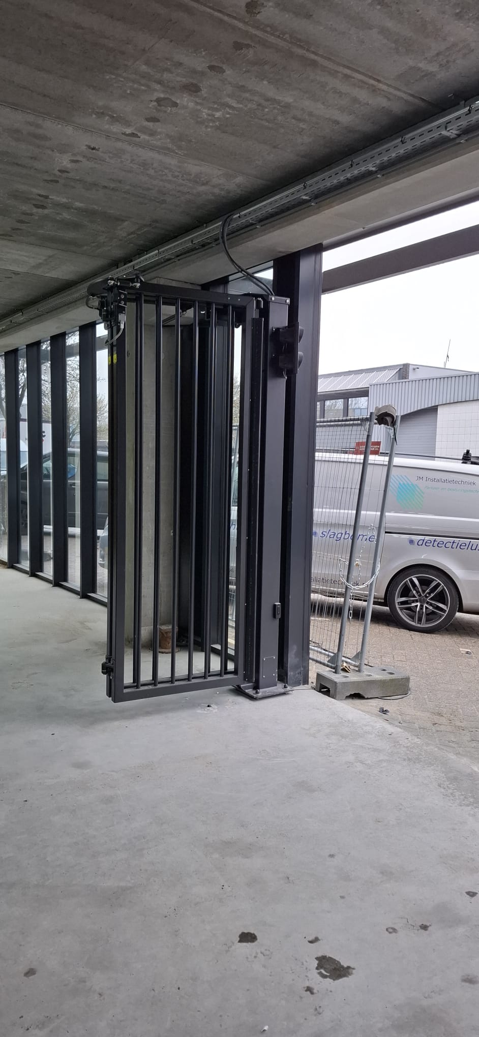 Vouwpoort installatie industriële locatie parkeergarage