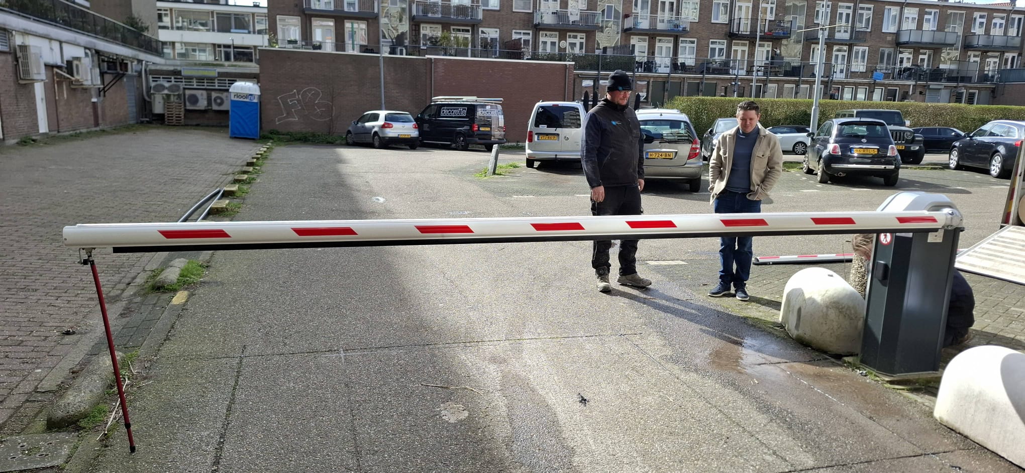 Slagboom woonwijk parkeerplaats stedelijk