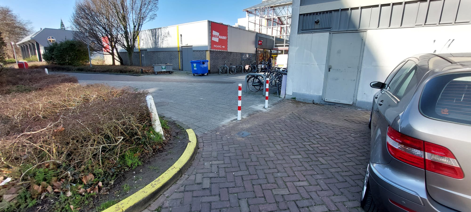 Bollards supermarkt ingang beveiliging winkel