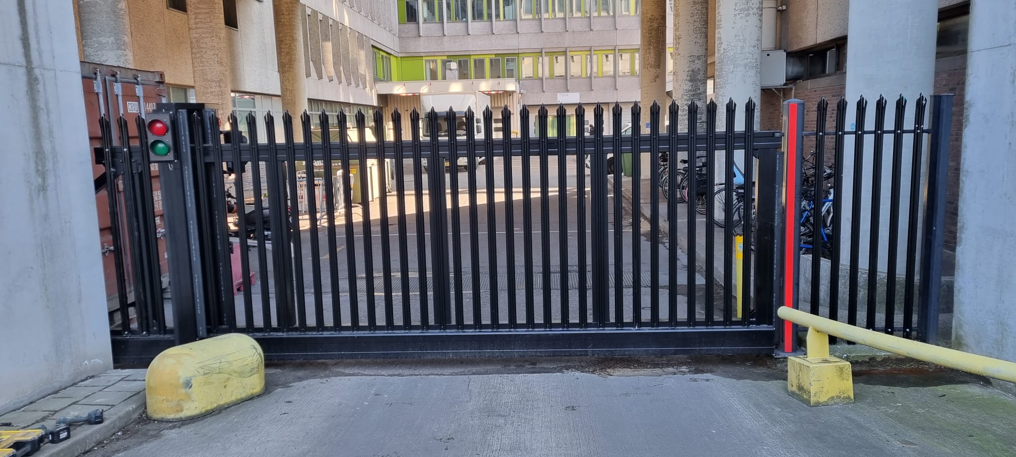 Zwarte schuifpoort stedelijke locatie montage JMI