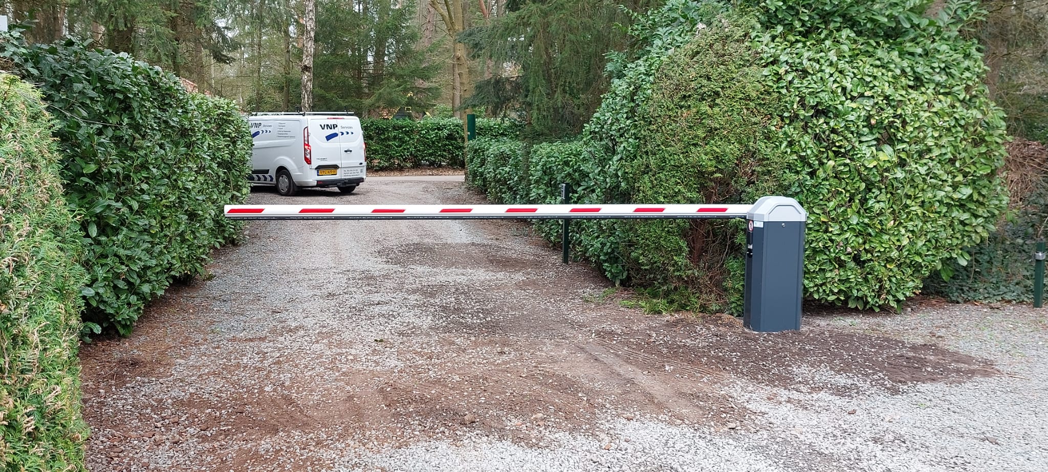 Slagboom landelijke privéoprit groene omgeving JMI