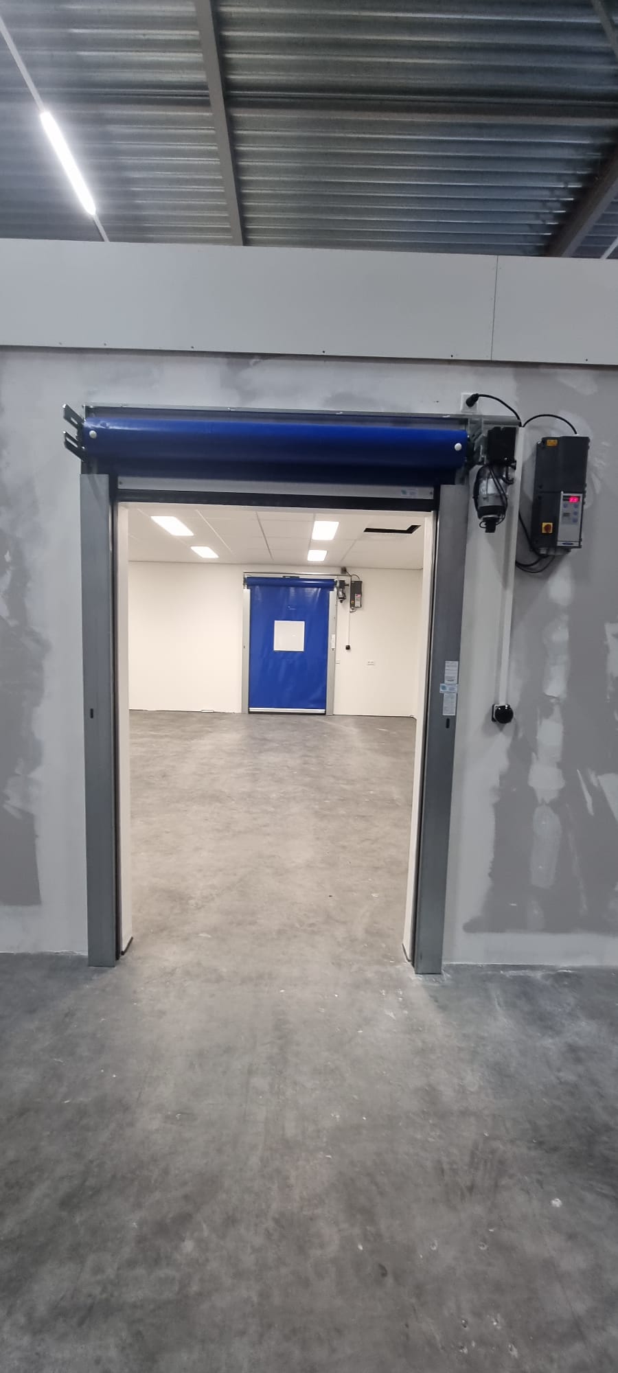 Sneldeur blauw industriële hal rolluik toegang