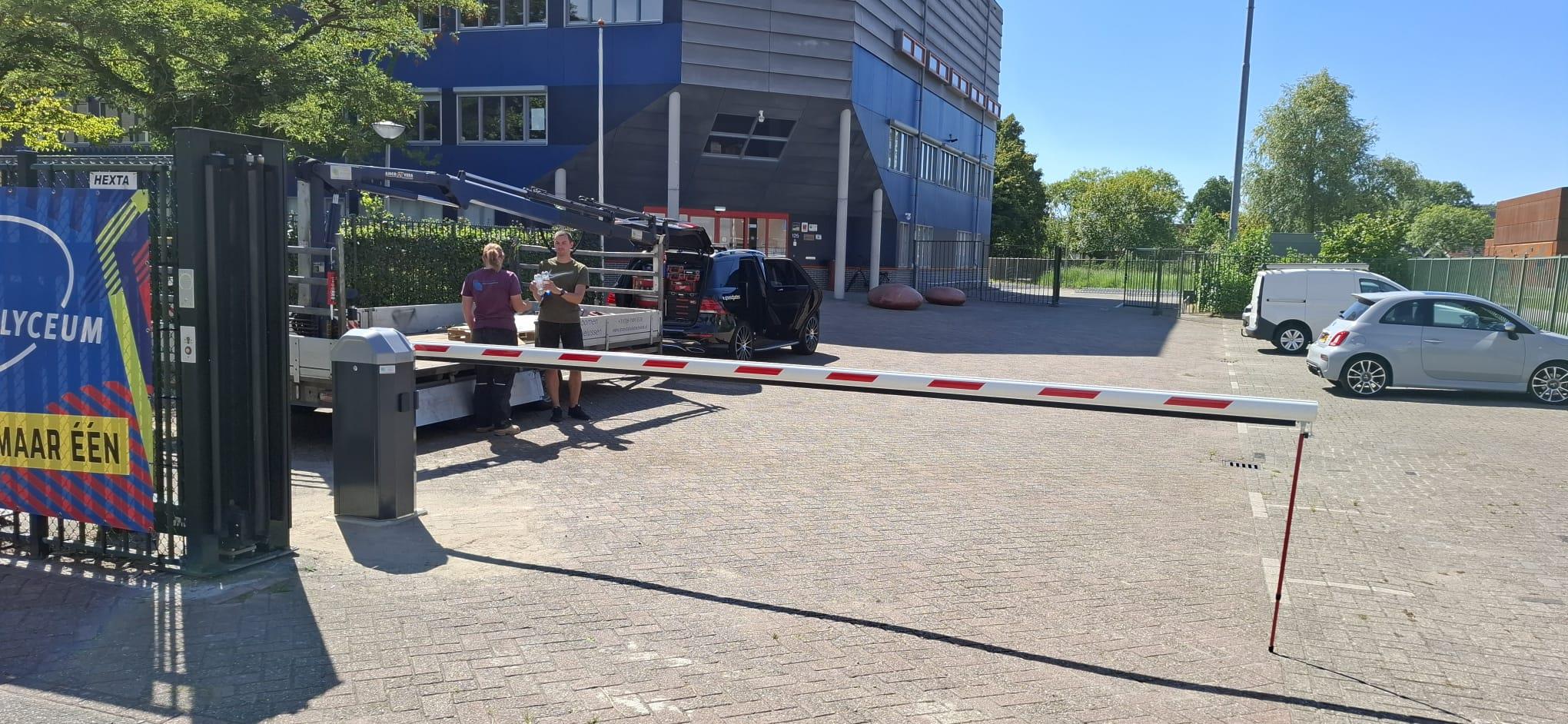 Slagboom installatie Insula College schoolparkeerterrein