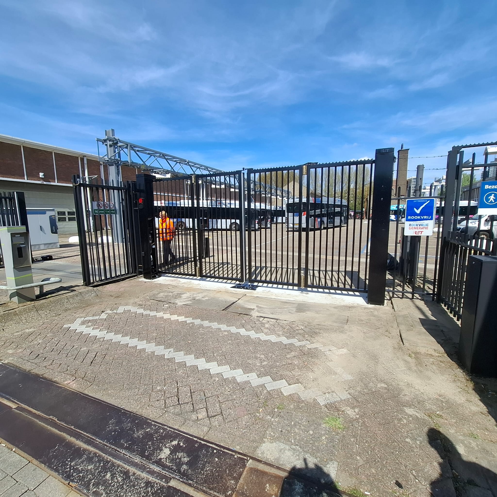 Prefab speedgate installatie RET Sluisjesdijk Rotterdam busremise