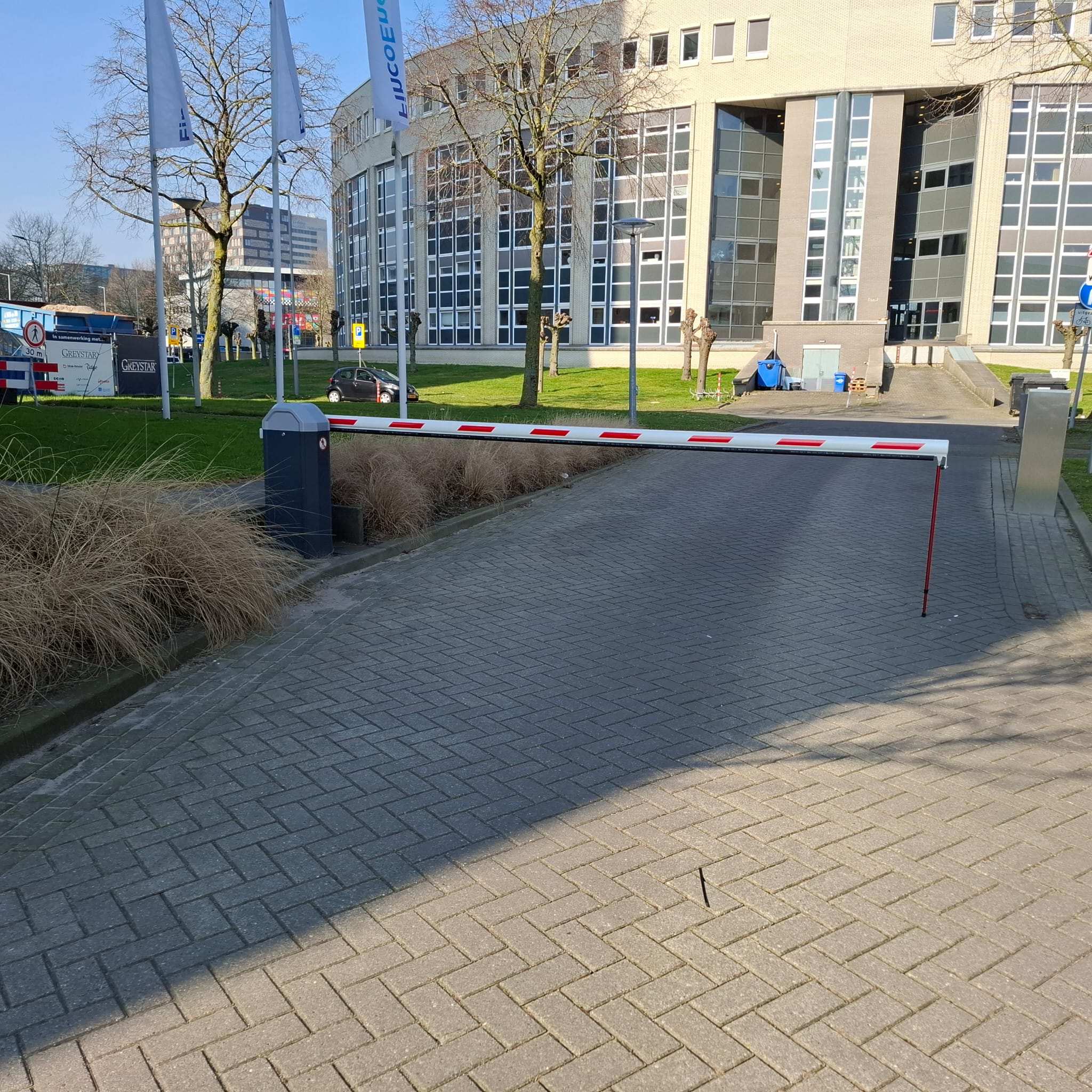JMI6000S slagboom installatie moderne kantoorlocatie