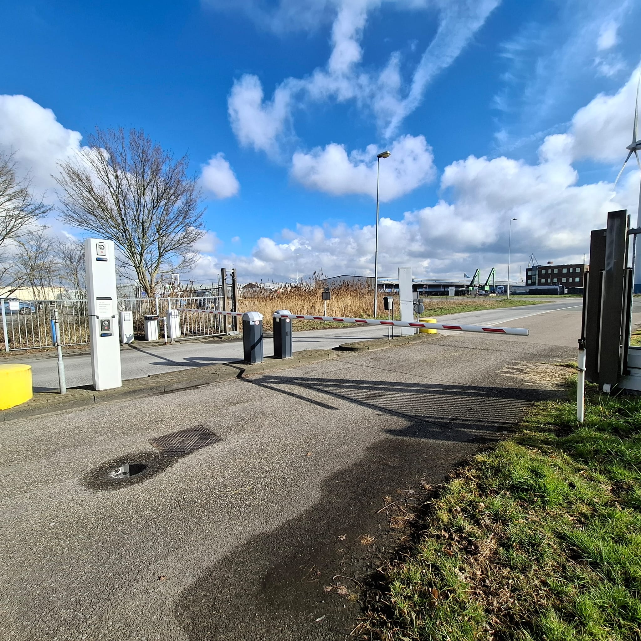 Anti-ram bollards ICT afdeling Rijksoverheid Rijswijk beveiliging