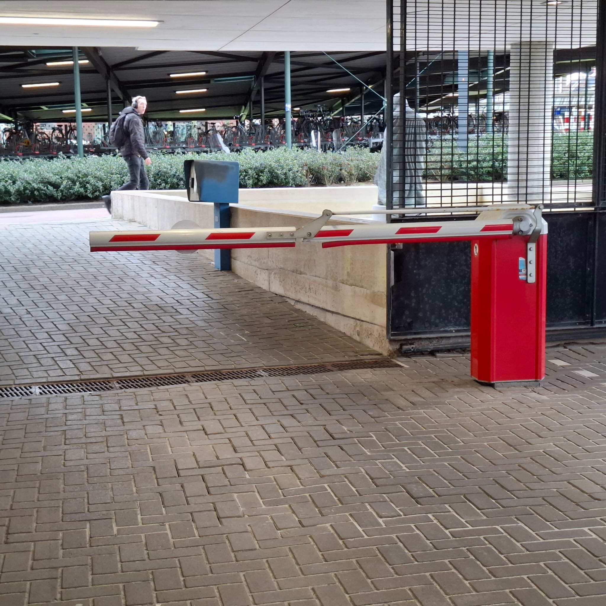 Slagboom Belastingdienst parkeerterrein Almelo