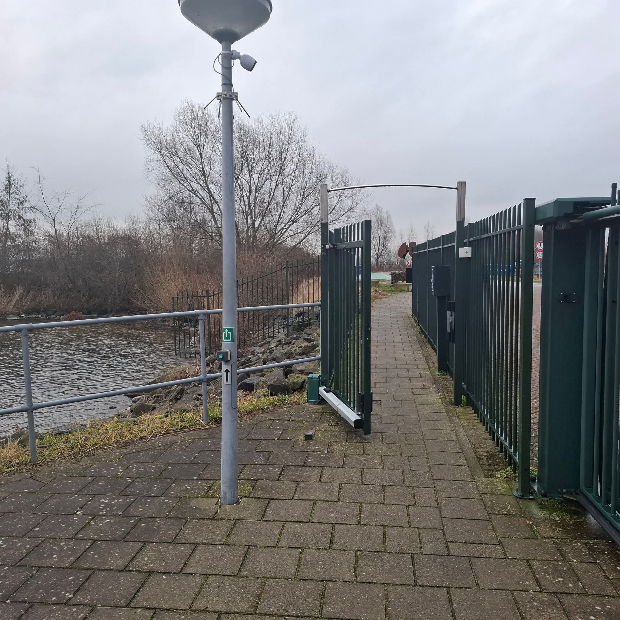 Oude toegangspoort vervangen door nieuwe elektrische poort waterkant
