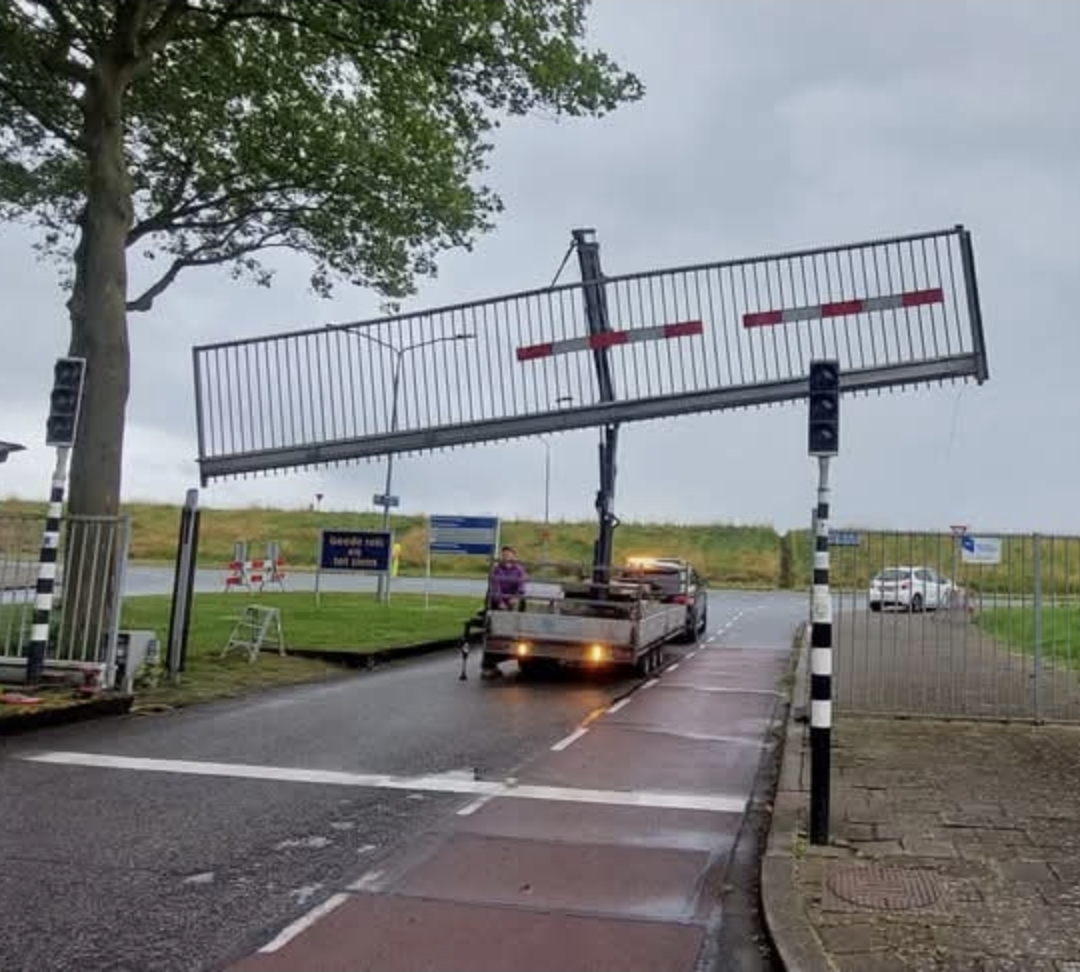 JM Installatietechniek levert en installeert zelf grote schuifpoort met hijskraan